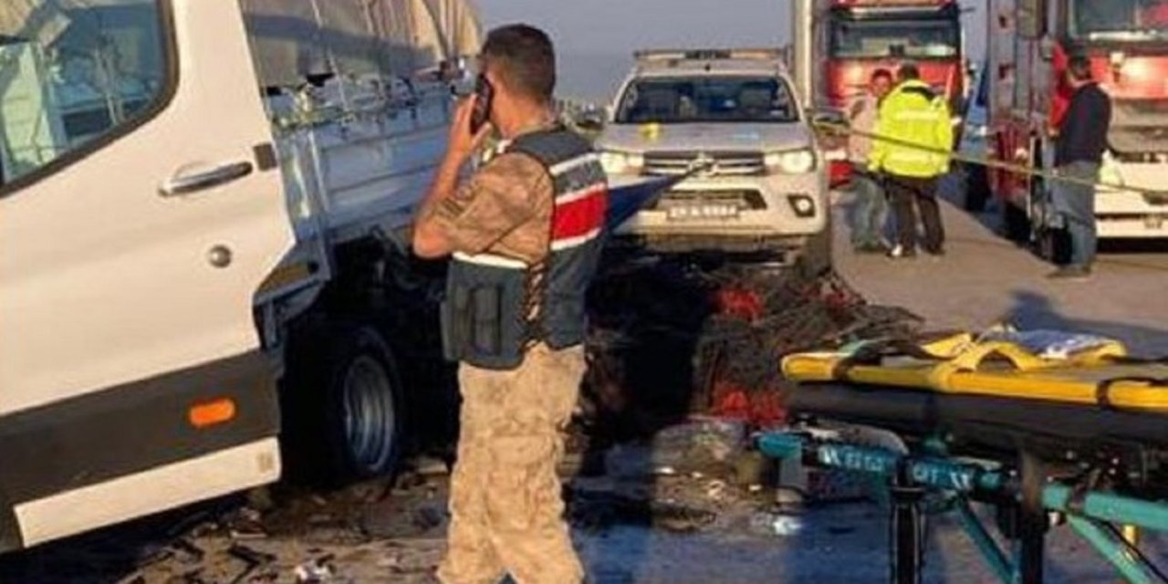 Erzurum Aşkale'de feci kaza: Kamyonete çarpan otomobilde 3 kişi hayatını kaybetti