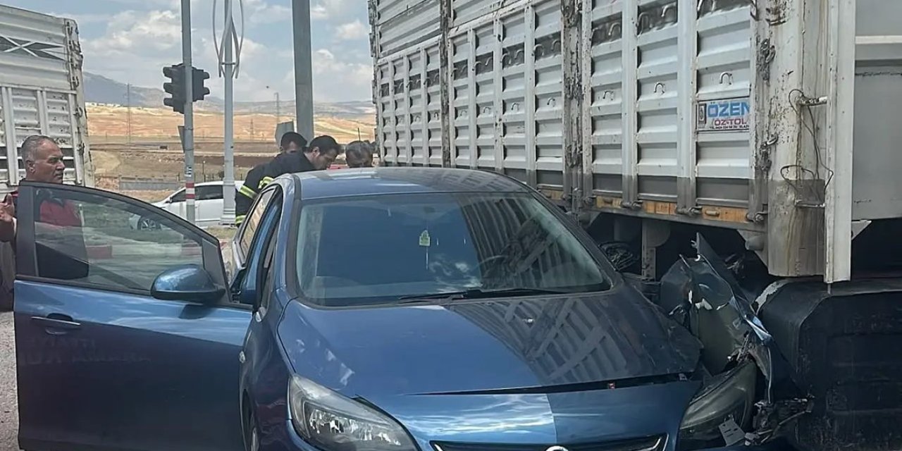 Siirt’te korkutan kaza: Otomobil tır'ın yakıt deposuna çarptı