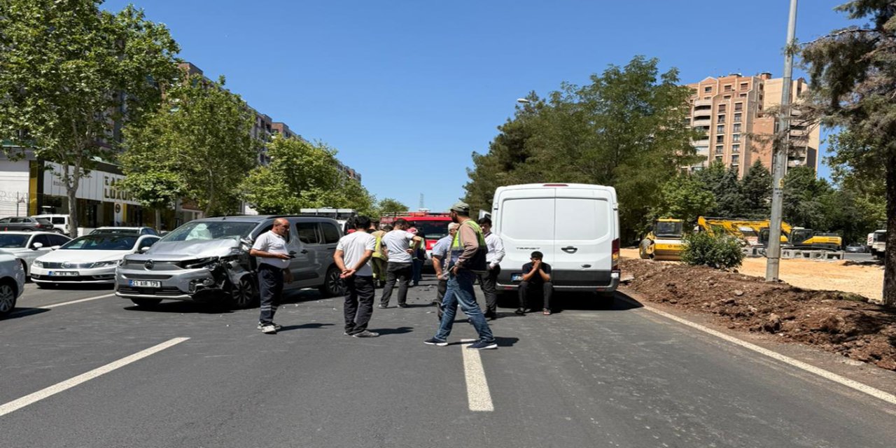 Diyarbakır'da iki hafif ticari araç çarpıştı: 3 kişi yaralandı