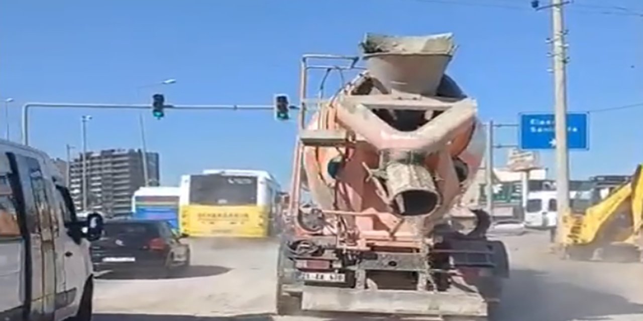 Diyarbakır'da beton mikseri seyir halindeyken yola çimento döktü