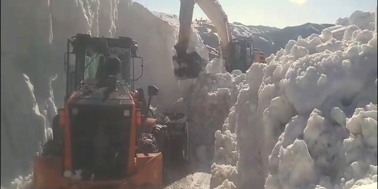 Şırnak'ta haziran ayında kar mesaisi: Yayla yolları temizleniyor