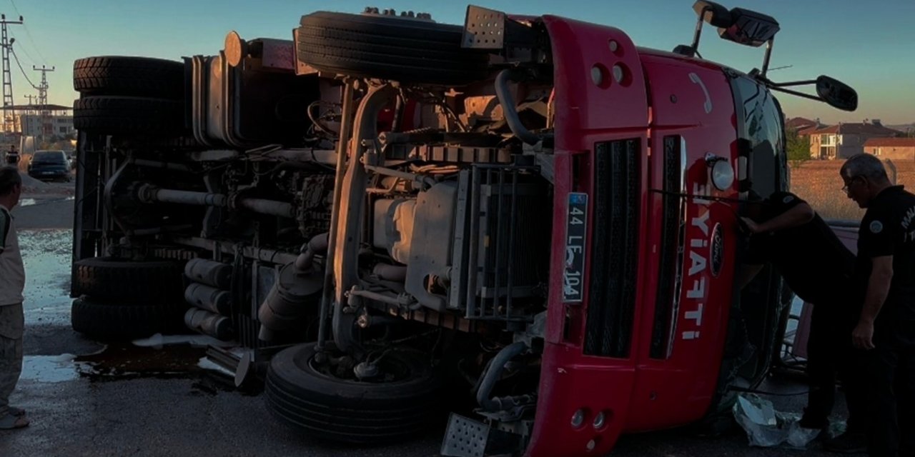 Malatya'da yangına müdahaleye giden itfaiye aracı devrildi: 3 yaralı