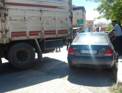 Park halindeki araca kamyon çarptı