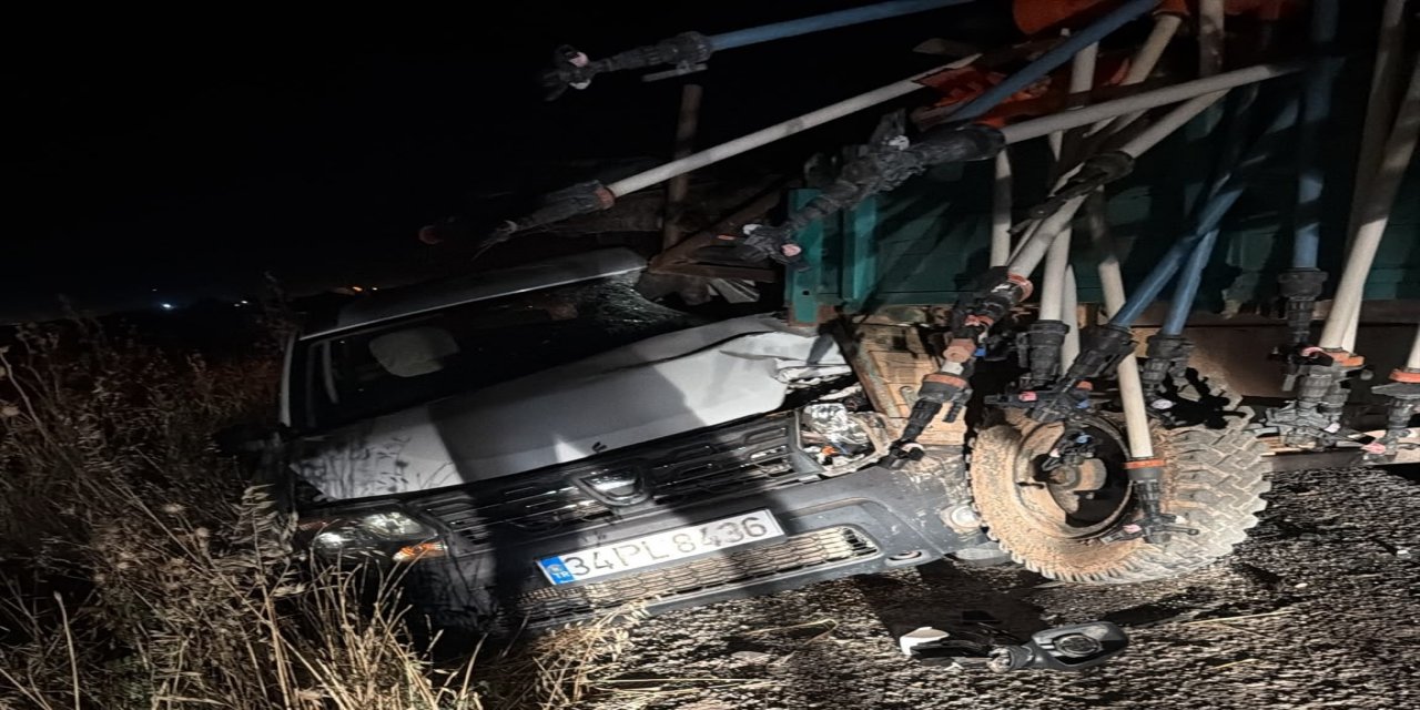 Li Çinarê otomobîl li trektorê xist: 1 birîndar
