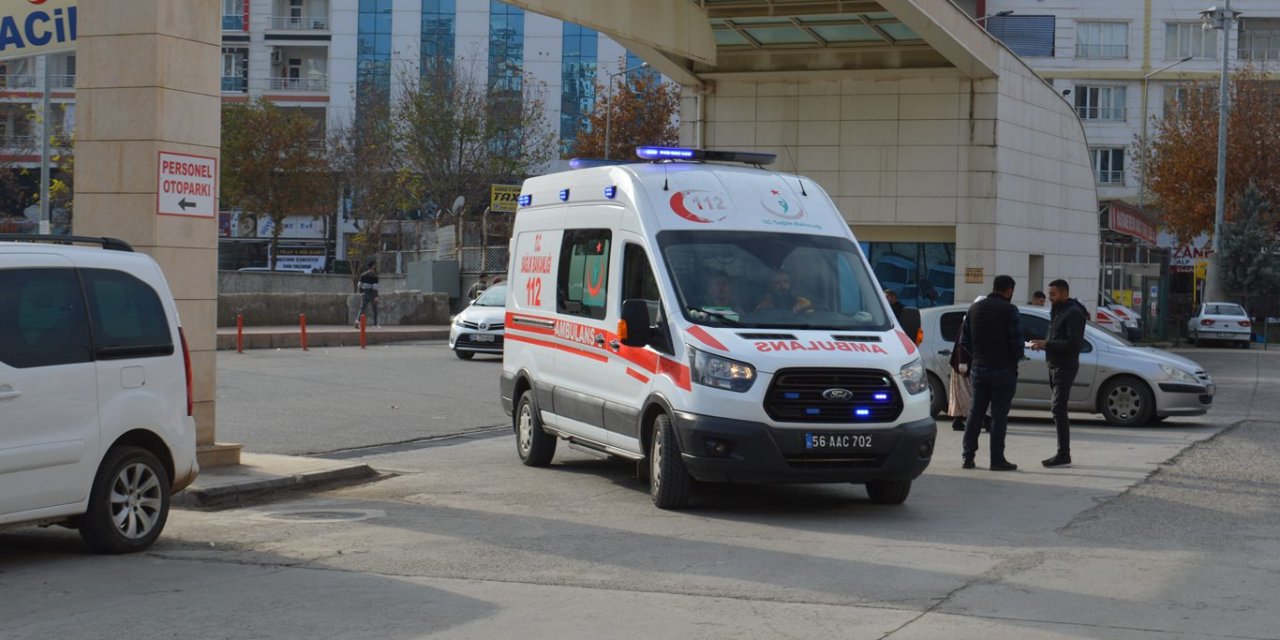 Siirt'te bariyerlere çarpan otomobil alev aldı: Bir yaralı