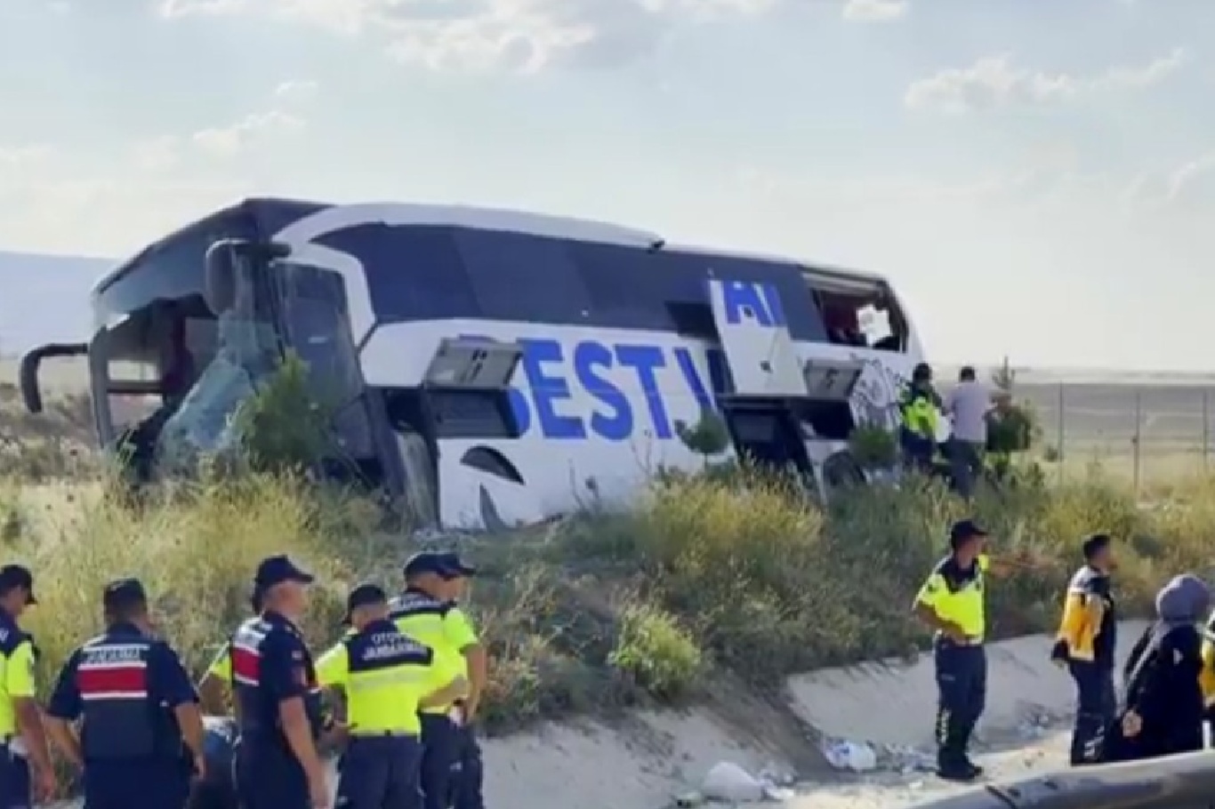 Li rêya Enqere-Nîxdeyê otobûs qelibî: 44 birîndar