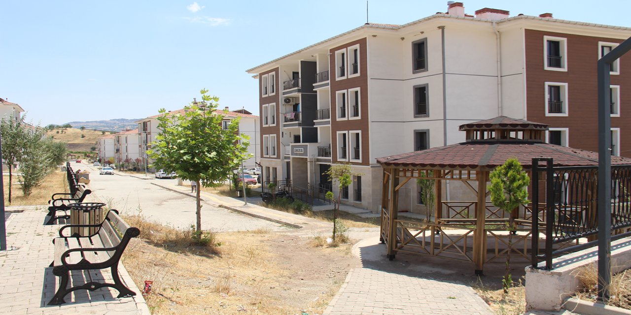 Diyarbakır'ın Çermik ilçesinde TOKİ sakinleri çözüm bekliyor: Kanalizasyon taşıyor, çöp dumanı nefes aldırmıyor