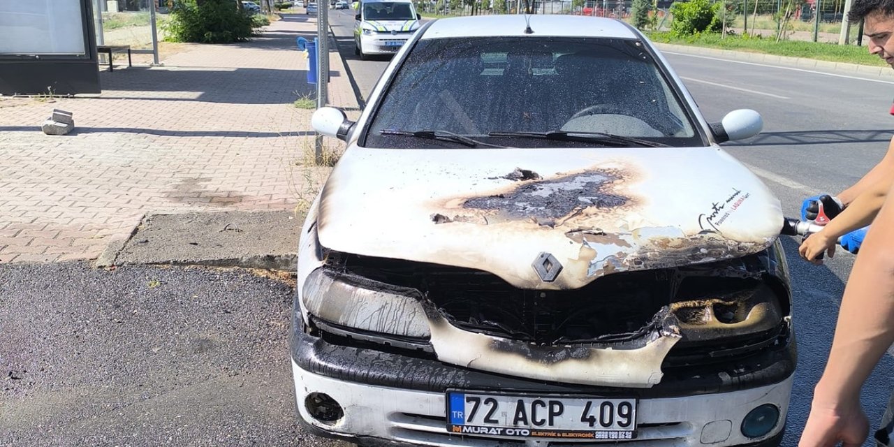 Batman'da seyir halindeki otomobil alevlere teslim oldu