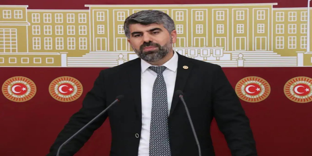 Parlamenterê HUDA PARê Faruk Dînç ji nîşandana rengên alaya Emrîkayê li ser Pira FSMê bertek nîşan da