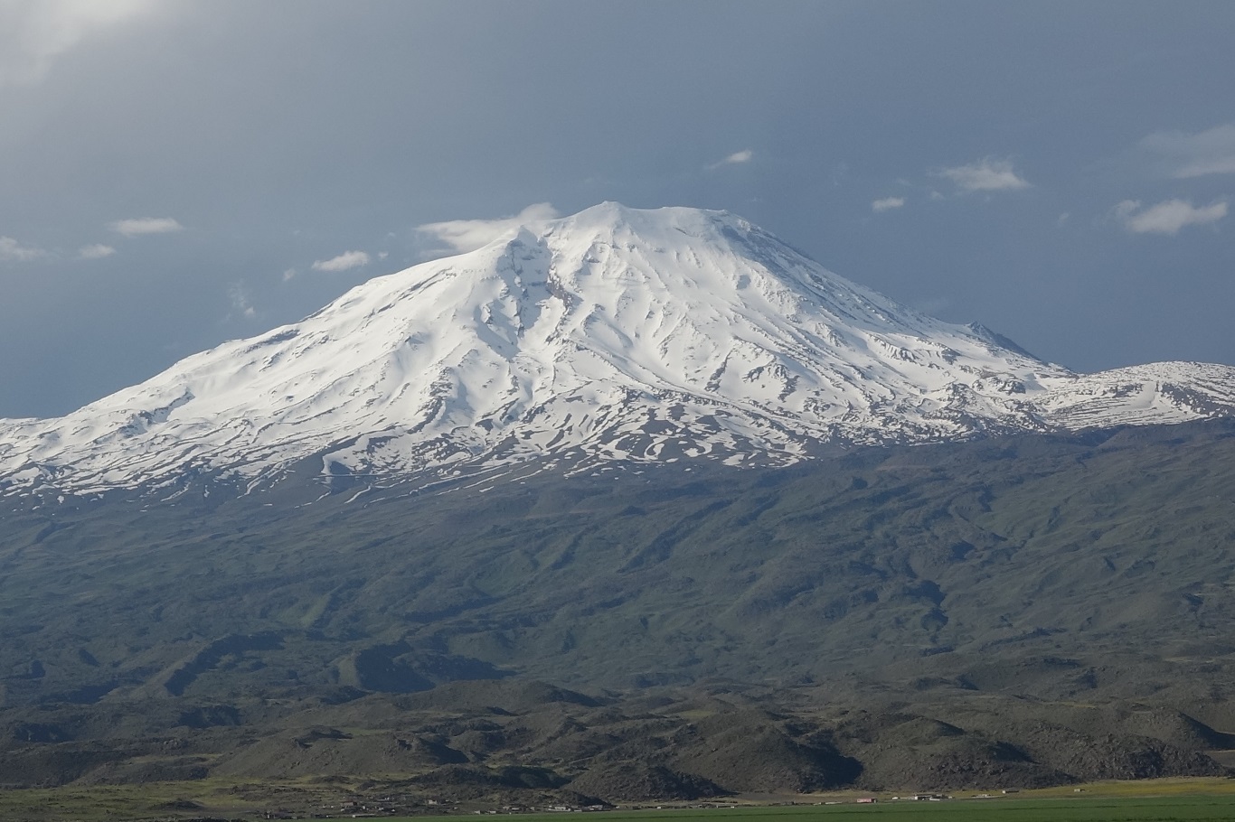 Serîyê wê ewrewî, rûbarê wê jiyan e: Li Çiyayê Agiriyê şahiyeke dîtbarî