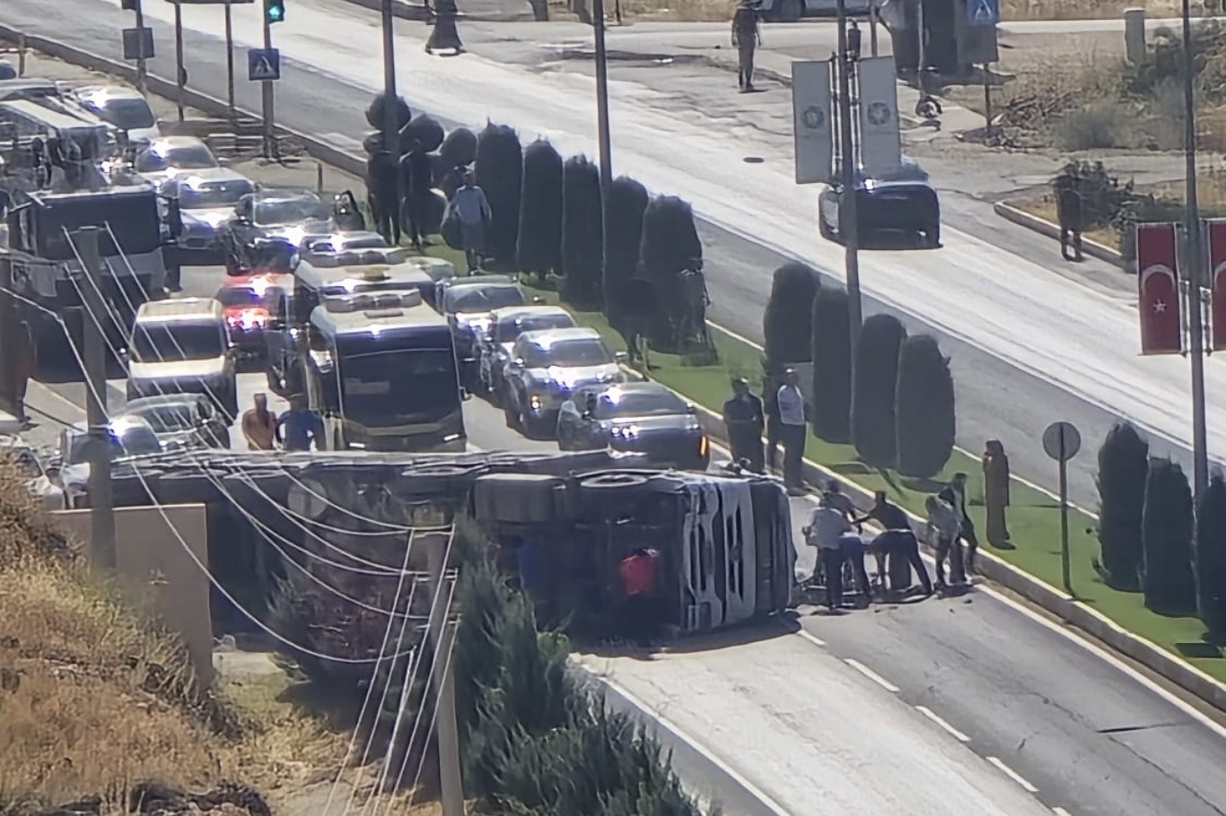 Mardin-Diyarbakır yolunda kontrolden çıkan kamyon devrildi