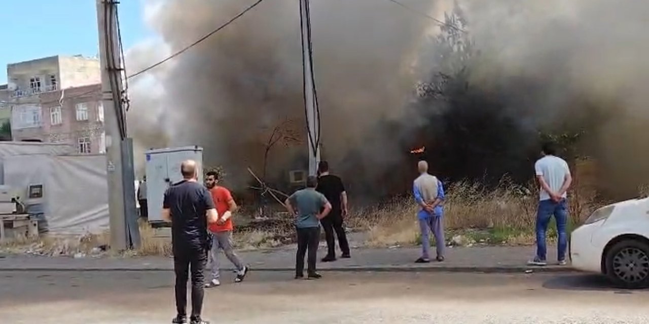 Diyarbakır Kayapınar Huzurevleri Mahallesi'nde marangoz atölyesinde çıkan yangında 2 kişi dumandan etkilendi