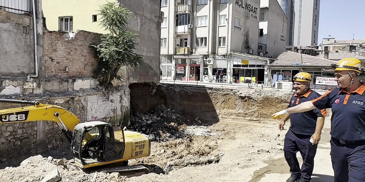 Malatya'da inşaat kazısı sırasında toprak kayması: 2 katlı ev tahliye edildi
