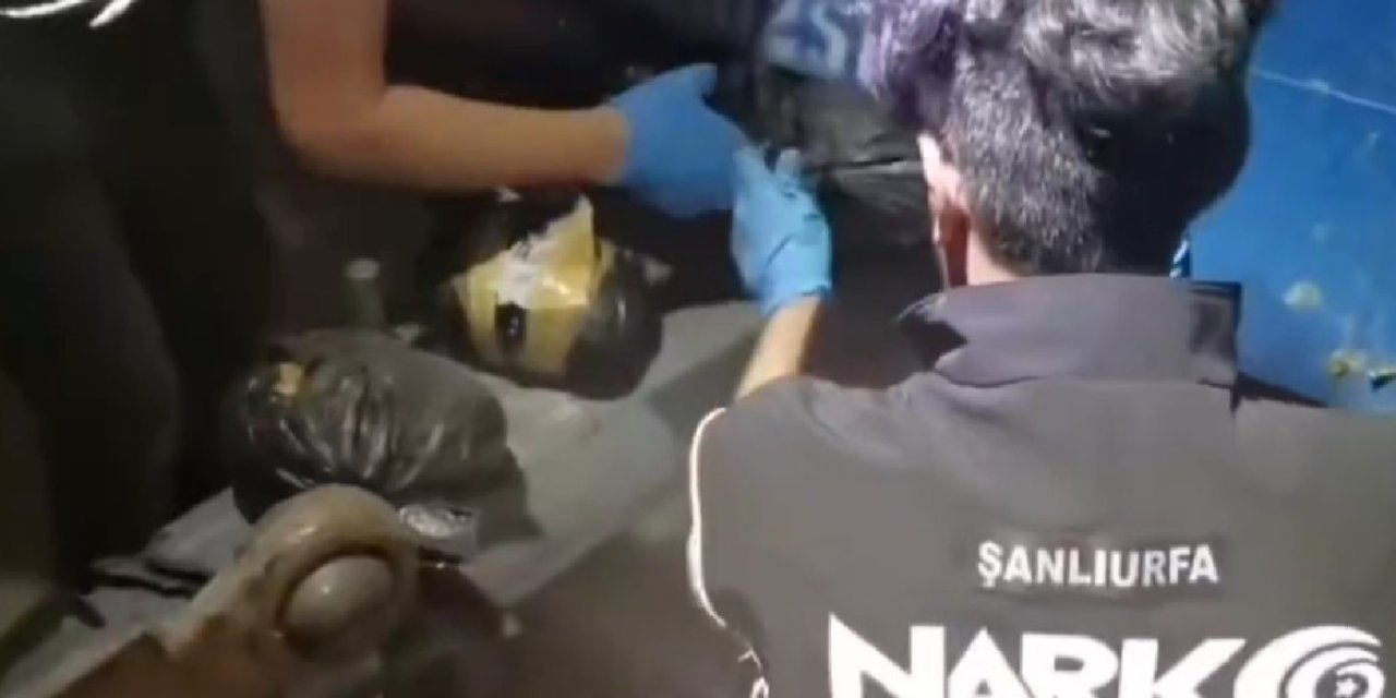 Traktör kasasına gizlenmiş 25 kilogram skunk ele geçirildi