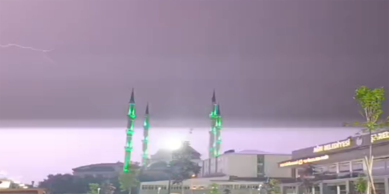 Ağrı'da sağanak etkili oldu: Şimşekler geceyi aydınlattı