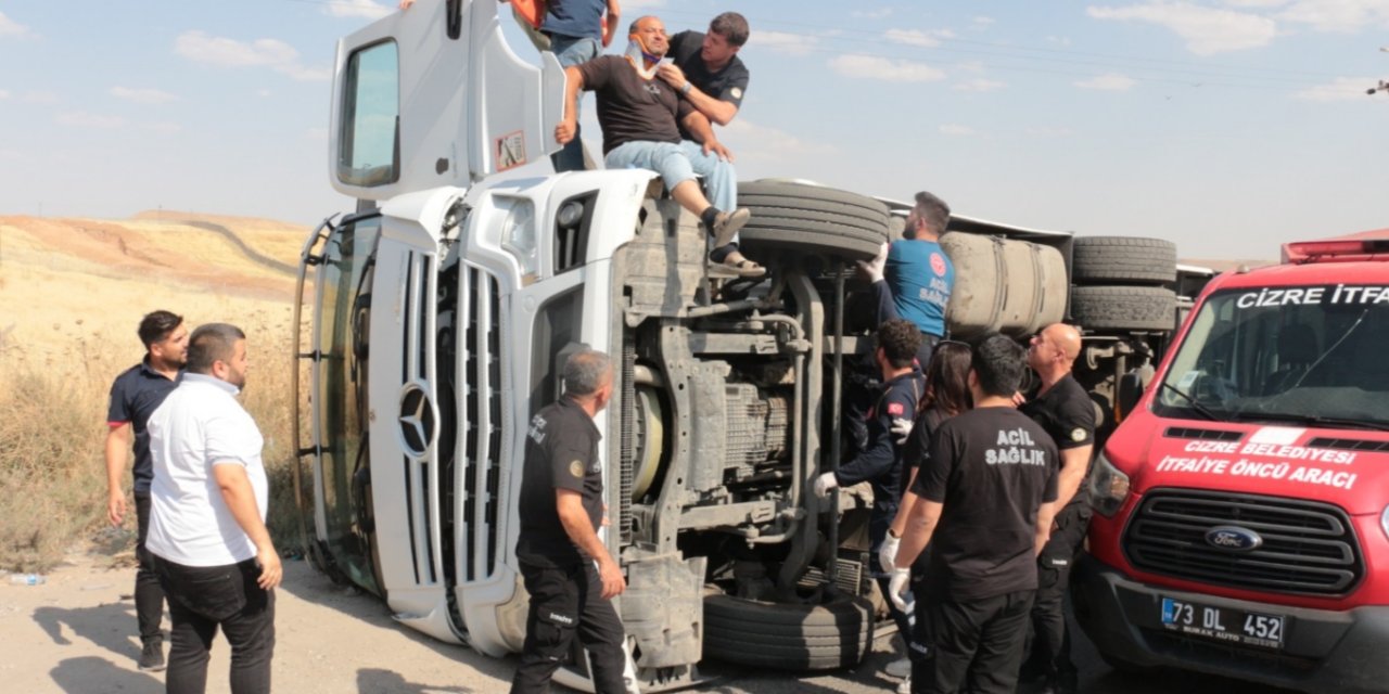 Cizre'de devrilen tırın sürücüsü yaralandı