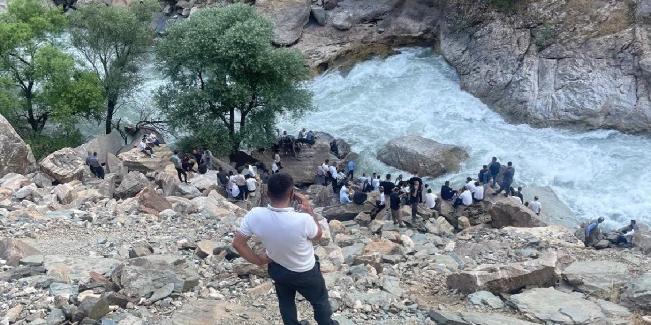 Balık tutarken Habur Çayı'na düşen genç kayboldu