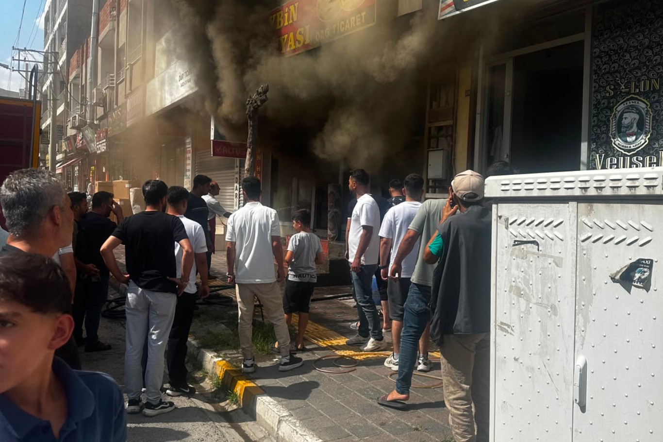 Nusaybin'de halı dükkanında çıkan yangın paniğe neden oldu