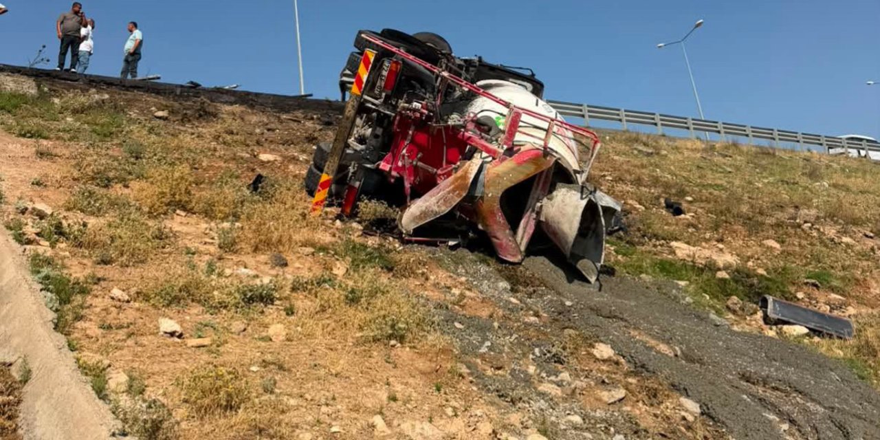 Bismil'de beton mikseri şarampole devrildi: Sürücü atlayarak kurtuldu