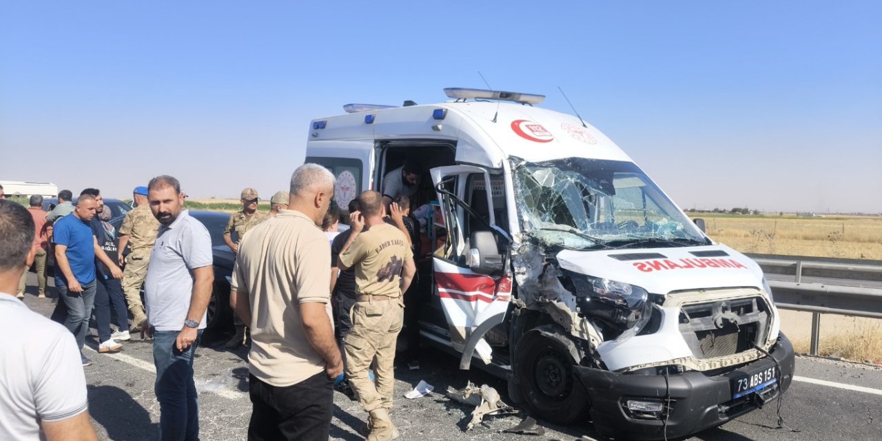 Nusaybin'de tır ile ambulans çarpıştı: 2'si sağlık personeli 3 yaralı