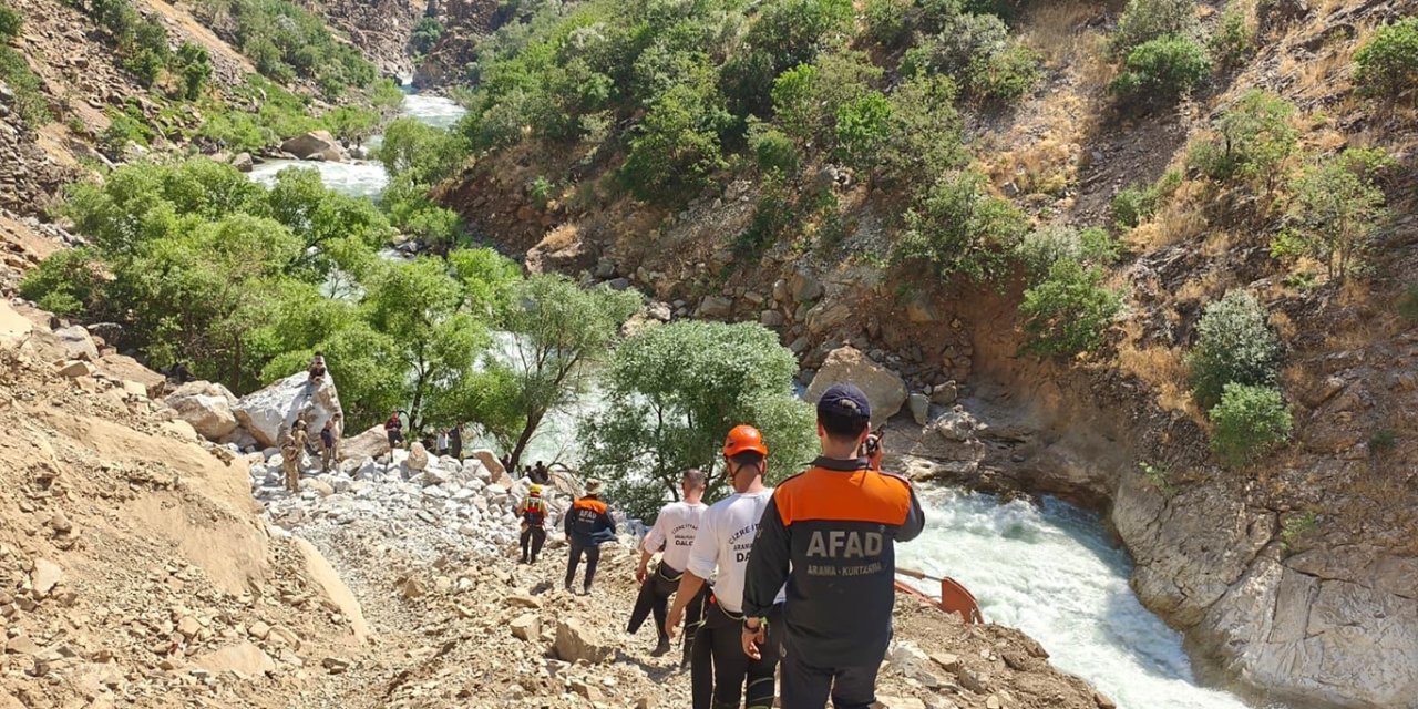 Beytüşşebap'ta suya düşerek kaybolan genci arama çalışmaları 3'üncü gününde sürüyor