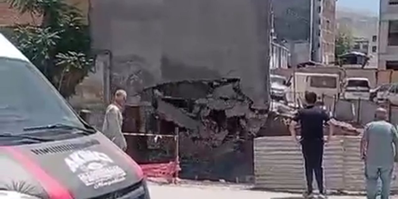 Malatya'da bina duvarının çökme anı kameraya yansıdı