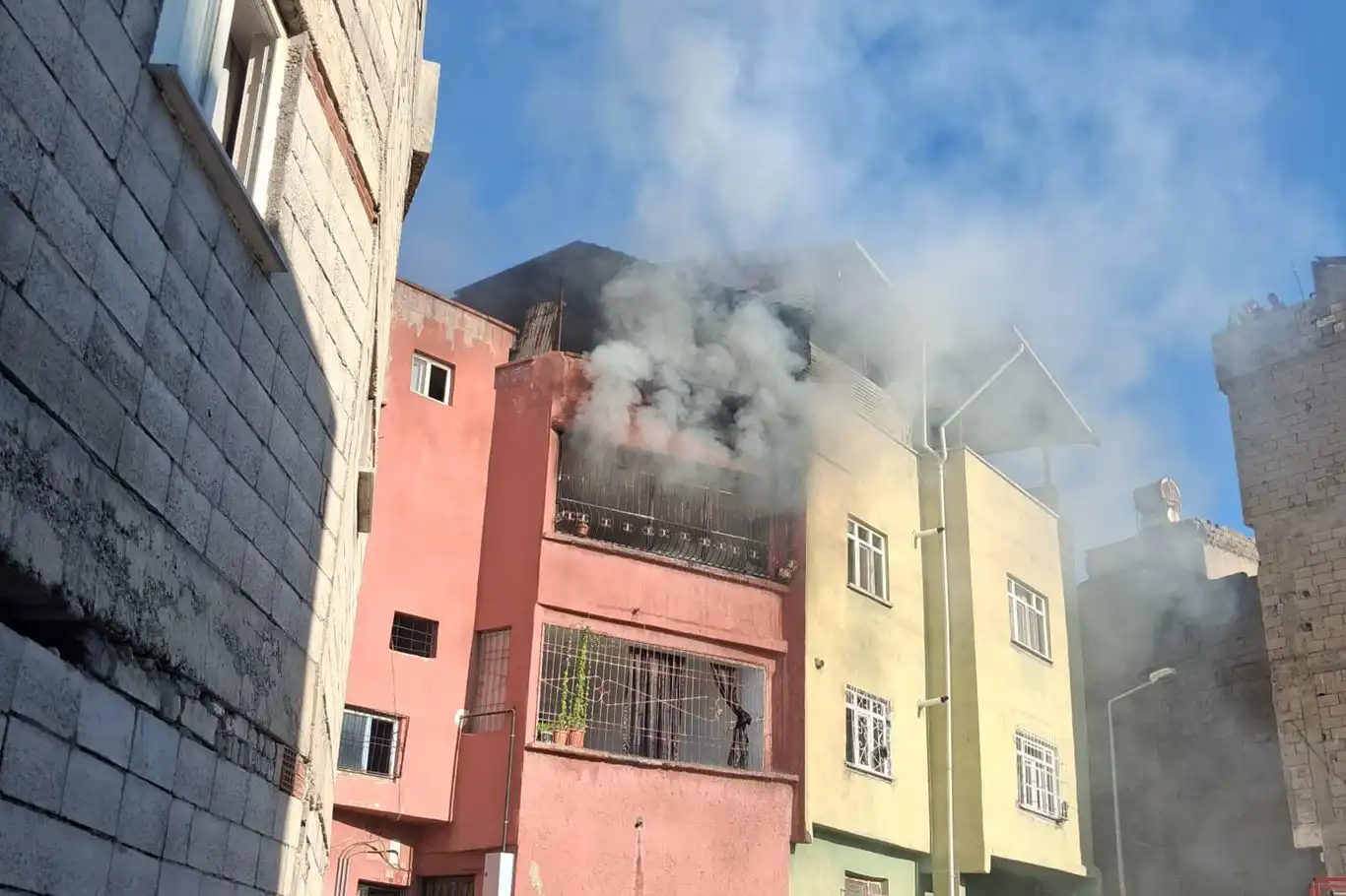 Siirt'te 3 katlı binanın en üst katında çıkan yangın söndürüldü