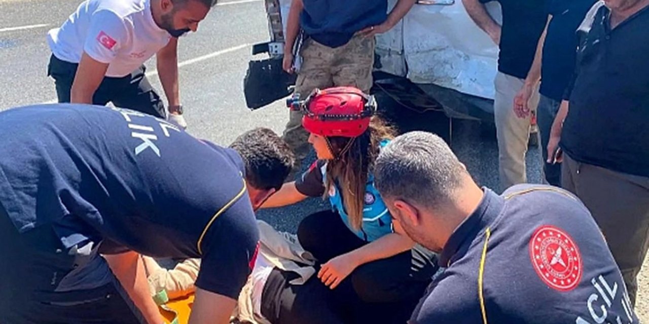 Şanlıurfa'da otomobil yolcu minibüsüne çarptı: 12 yaralı