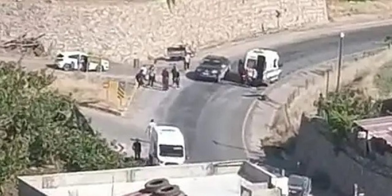 Pervari'de sağlık personelini taşıyan servis ile patpat çarpıştı: Bir yaralı