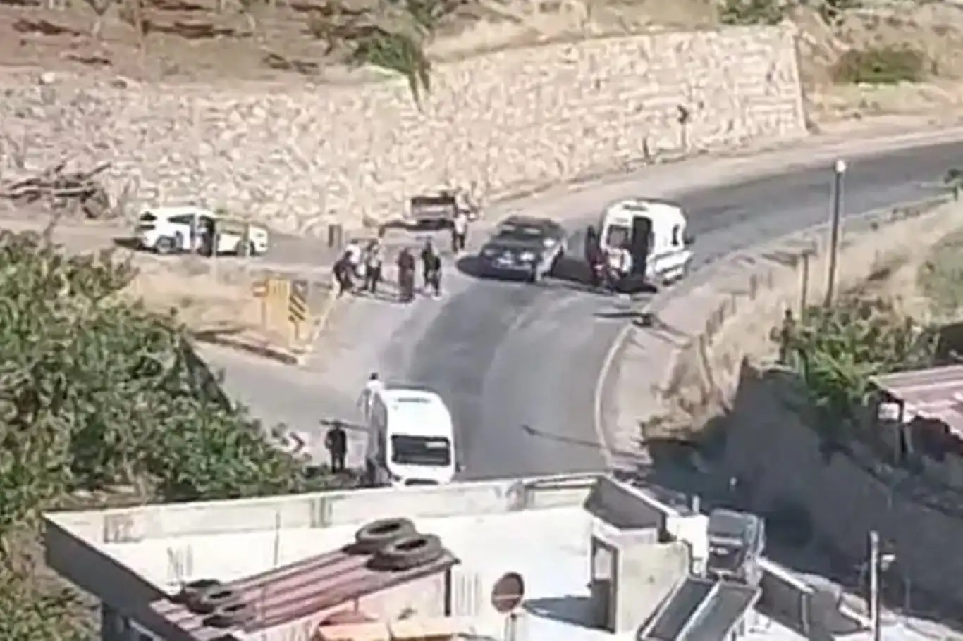 Siirt'in Pervari ilçesinde sağlık personelini taşıyan servis ile patpat çarpıştı: Bir yaralı
