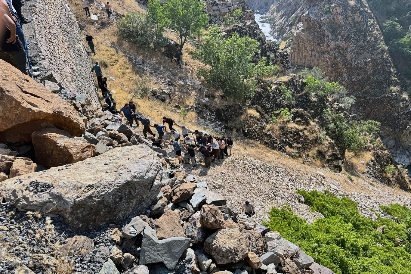 Şırnak'ın Beytüşşebap ilçesinde Habur Çayı'na düşerek akıntıya kapılan genç hayatını kaybetti