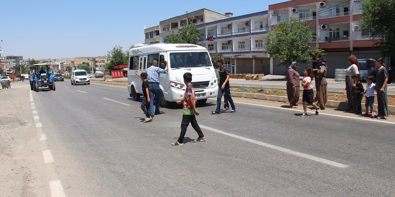 Çarıklı Mahalle sakinlerinden üst geçit çağrısı: Çocuklarımız her gün ölümle burun buruna