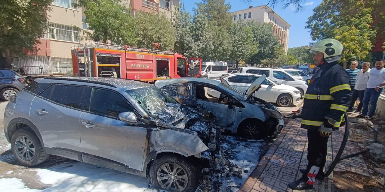 Siirt'te park halindeki otomobil yandı, alevler diğer araca sıçradı