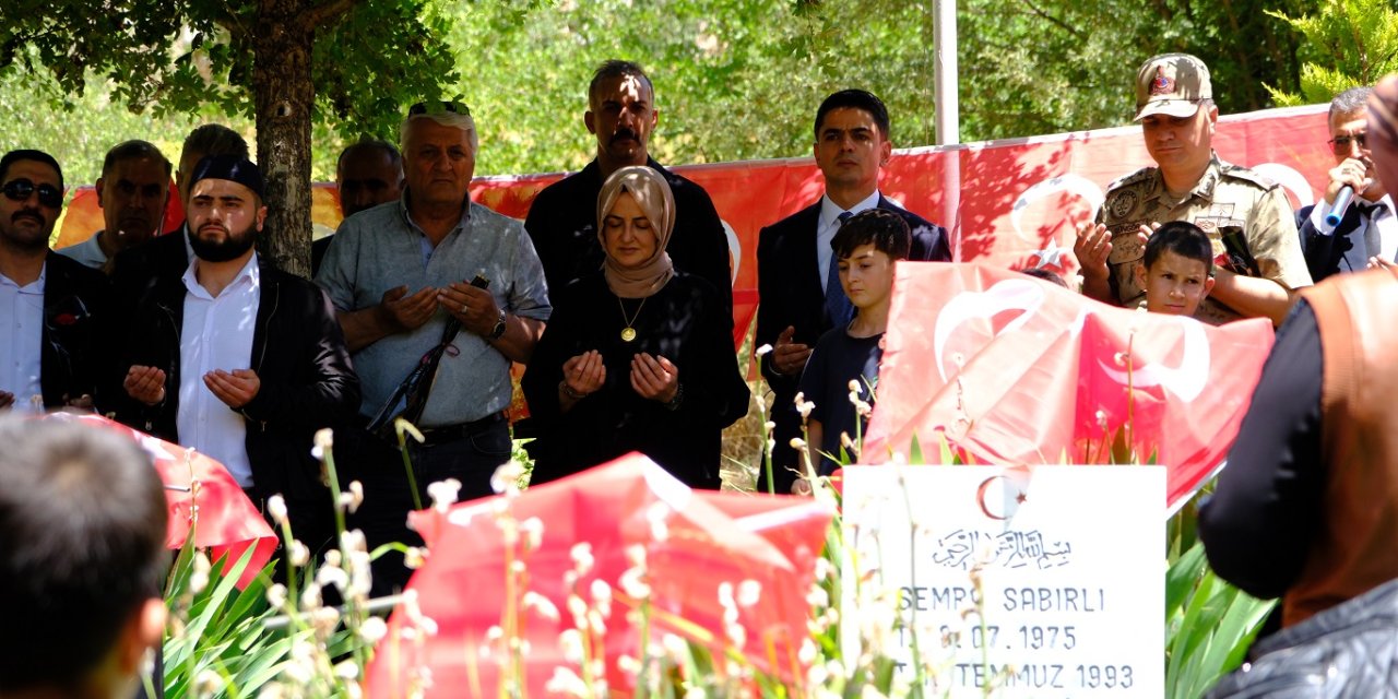 Sündüs Katliamı’nın 33’üncü yılında şehitler kabirleri başında anıldı