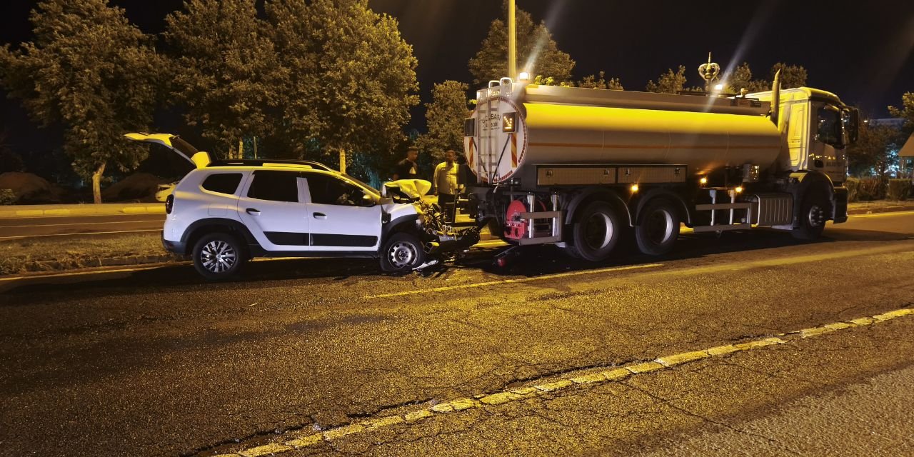 Çınar'da hafif SUV araç sulama tankerine çarptı 2'si ağır 7 yaralı