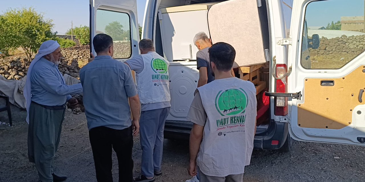 Umut Kervanı Çınar Temsilciliğinden evi yanan aileye yardım