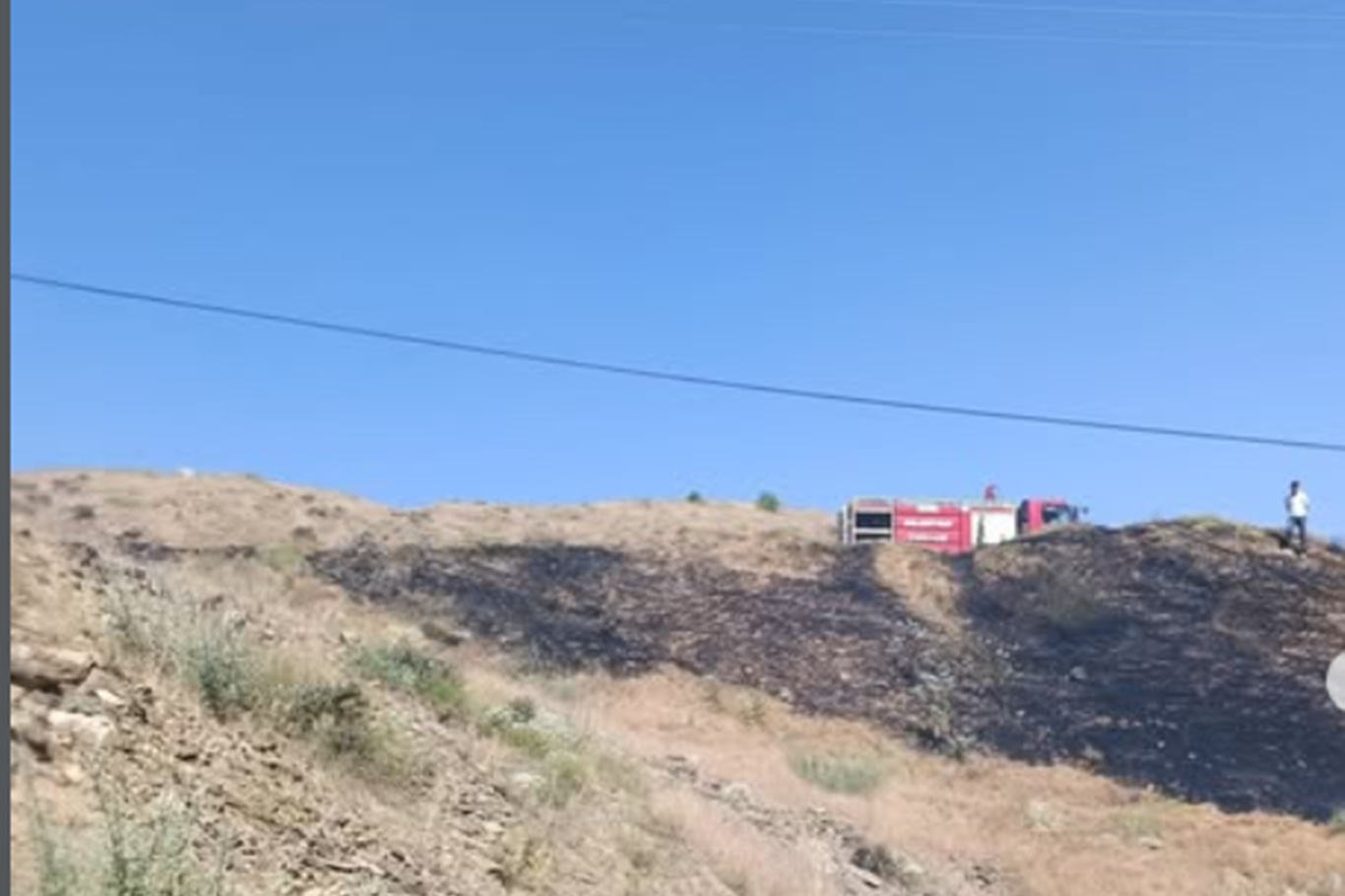 Bingöl-Diyarbakır kara yolu üzerinde çıkan anız yangını itfaiye ekiplerince söndürüldü