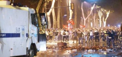 Başbakan'ın Evine 3 Bin Kişiyle Baskın!