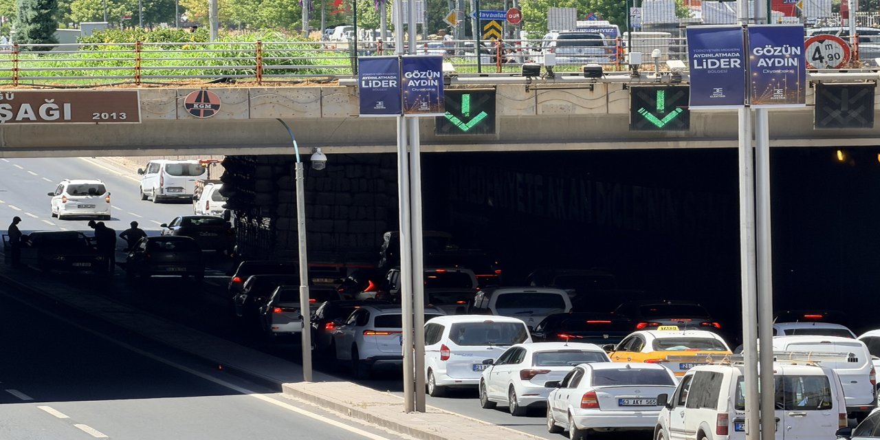 Diyarbakır-Şanlıurfa Karayolu Yenihal Köprülü Kavşağın'da zincirleme kaza: 2 yaralı