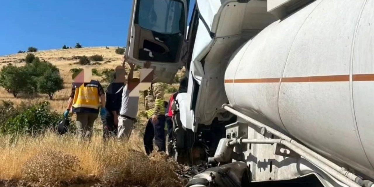 Mardin’de tanker tır yoldan çıkarak kaza yaptı