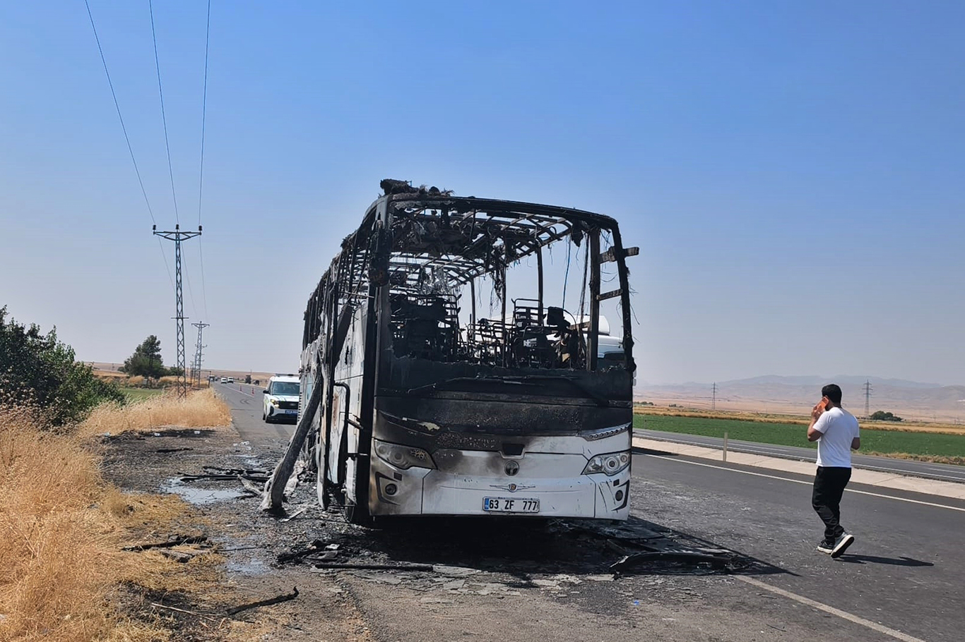 Şırnak'ın Cizre ilçesinde seyir halindeki otobüs yanarak kullanılamaz hale geldi