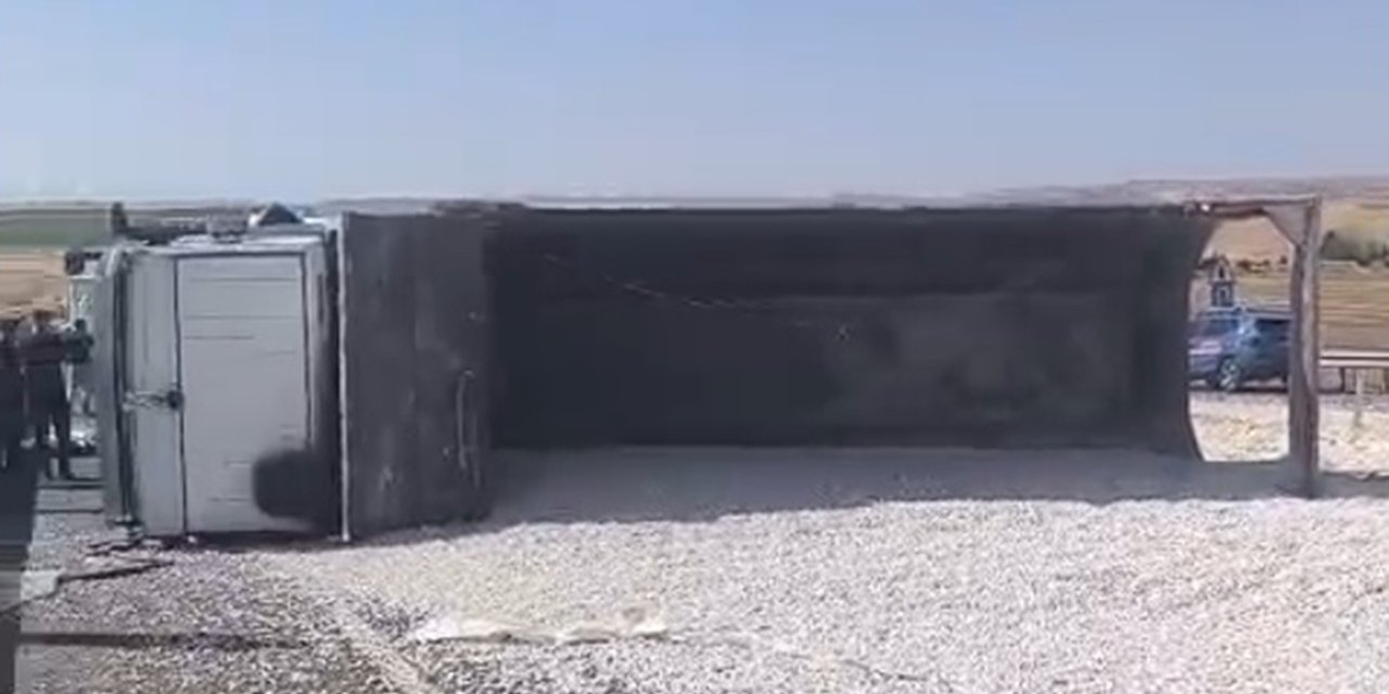 Çınar'da çakıl yüklü kamyon devrildi: 1 yaralı