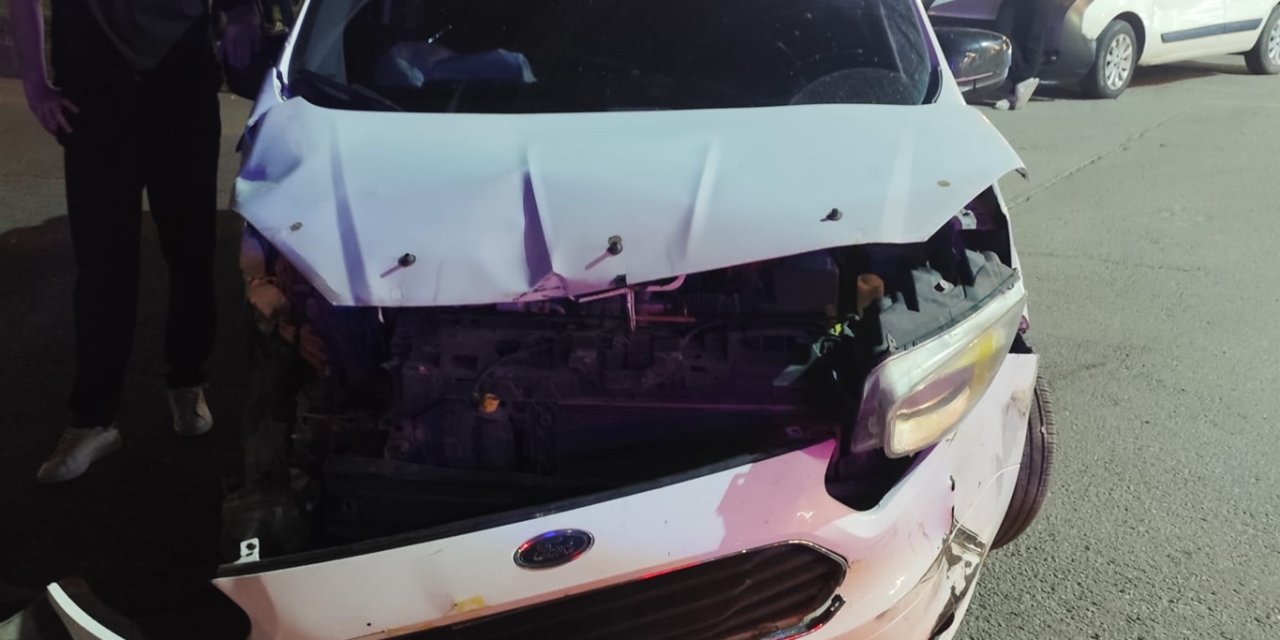 Batman'da hafif ticari araç ile taksi çarpıştı: 2 yaralı
