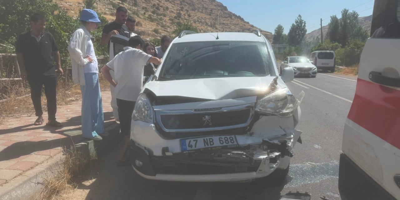 Li Mêrdînê 2 otomobîl li hev qelibîn: 3 kes ku 2 ji wan zarok in birîndar bûn
