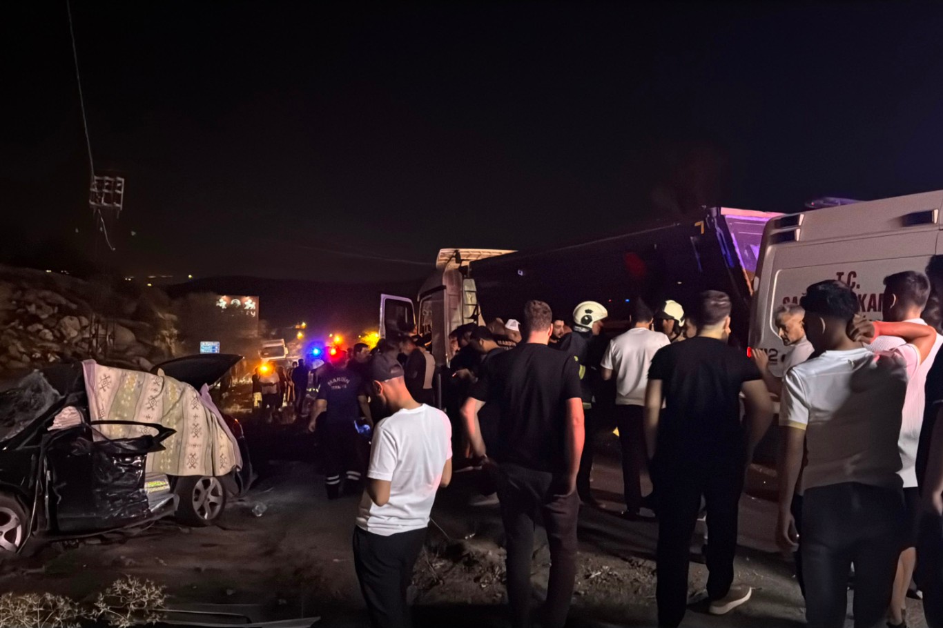 Li Mêrdînê di qezaya ku otomobîl û qamyon li hev qelibîn de 3 kes mirin, 5 kes birîndar bûn