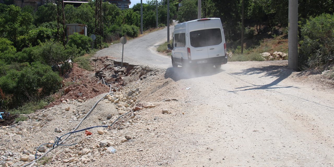 Silvan'da okul önünde çöken yol kazalara davetiye çıkarıyor