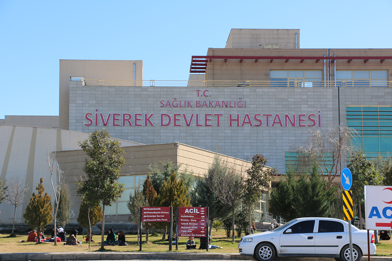 Şanlıurfa'ın Siverek ilçesinde otomobilin bankete düşmesi sonucu 4 kişi yaralandı
