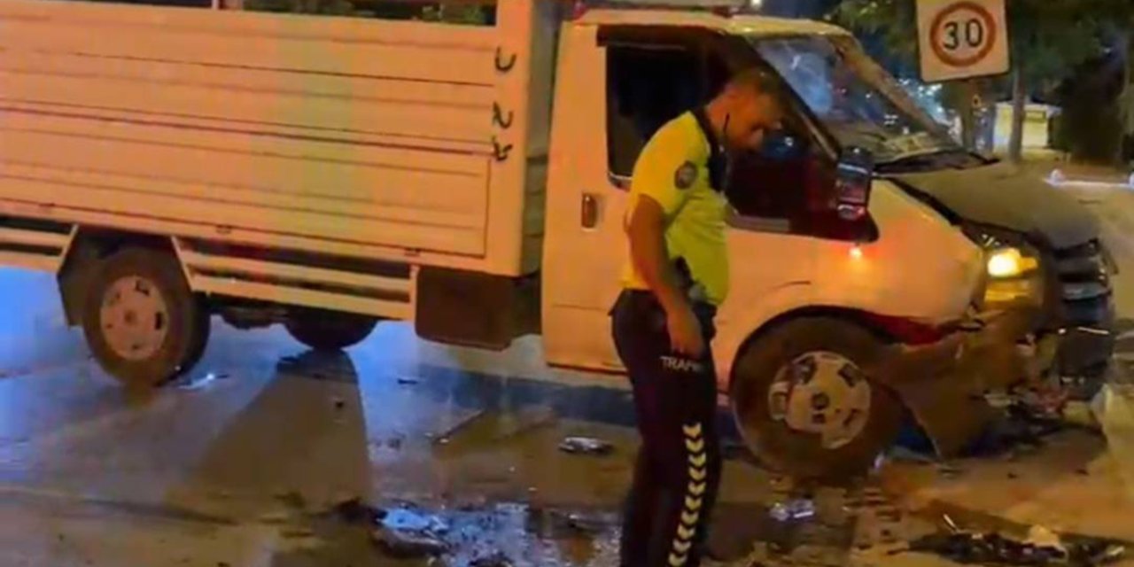 Malatya Yeşilyurt'da transit ile otomobil çarpıştı: 3 yaralı