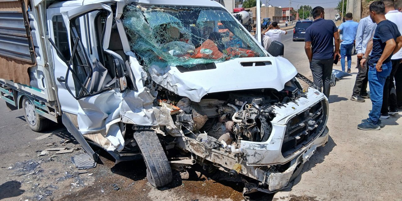 Şırnak'ta kamyonet ile yolcu minibüsü çarpıştı: 4 yaralı