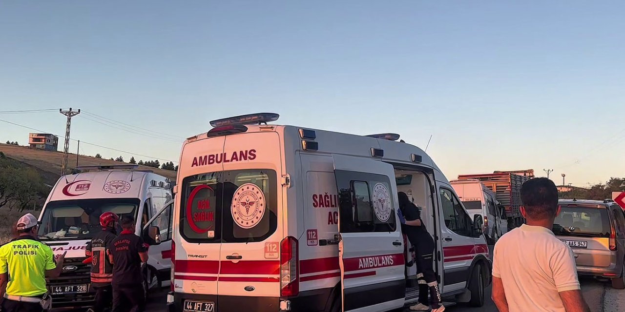 Malatya'da mevsimlik tarım işçilerini taşıyan minibüs tıra çarptı: 3'ü ağır 18 yaralı
